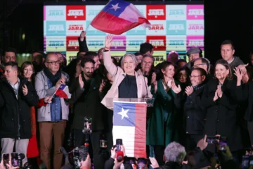 Boric pide apoyar en presidenciales a comunista vencedora 