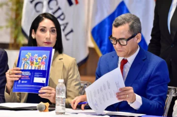  La primera dama de la República, Raquel Arbaje y el ministro de Trabajo, Eddy Olivares.