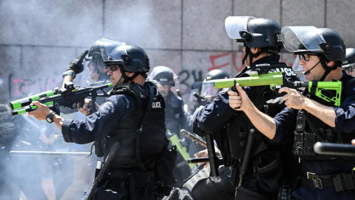 Los Ángeles: siguen los arrestos bajo toque de queda, mientras Texas despliega la Guardia Nacional