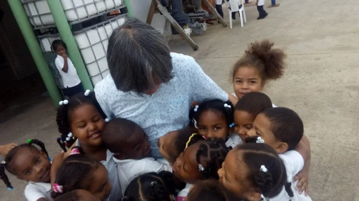 En un abrazo: vida y sonrisas