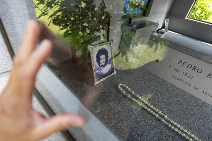  NUEVA YORK (ESTADOS UNIDOS), 06/06/2025.- Fotografía del 27 de mayo de una persona visitando la tumba de Celia Cruz en el Cementerio Woodlawn del Bronx en New York (EE.UU.). Se cumple este año el centenario del nacimiento de Celia Cruz, una cubana de origen humilde, explosiva personalidad y potente voz que trascendió fronteras. Reconocida como 