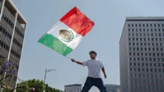 Por qué causa polémica la presencia de la bandera de México en las protestas en Los Ángeles contra las redadas migratorias