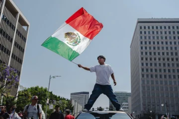 Por qué causa polémica la presencia de la bandera de México en las protestas en Los Ángeles contra las redadas migratorias
