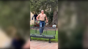  AME2482. BOULDER (ESTADOS UNIDOS), 01/06/2025.- Captura de video de un hombre acusado de prender fuego a varias personas en una zona comercial, un hecho que dejó múltiples heridos y que el FBI ya ha calificado como un 