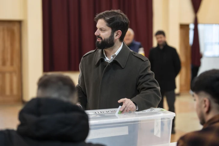  PUNTA ARENAS (CHILE), 29/06/2025.- Fotografía cedida por la Presidencia de Chile del presidente Gabriel Boric votando durante las primarias presidenciales este domingo, en Punta Arenas (Chile). Boric dijo que espera que haya una 