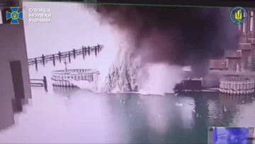 Ucrania afirma que atacó un puente clave de Crimea con explosivos submarinos
