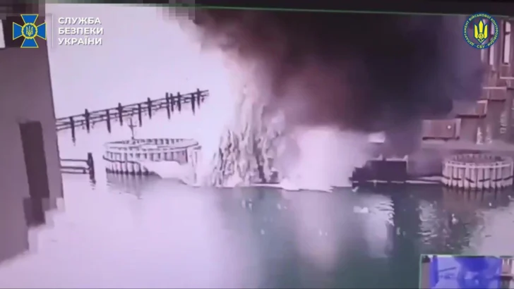 Ucrania afirma que atacó un puente clave de Crimea con explosivos submarinos