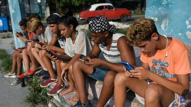 Cómo el aumento del precio de internet cierra una 'ventana' para que los cubanos se conecten al mundo (y el malestar que genera contra el gobierno)