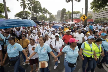  SANTO DOMINGO (REPÚBLICA DOMINICANA), 19/06/2025.- Personas participan de una procesión en conmemoración del Corpus Christi este jueves, en Santo Domingo (República Dominicana). EFE/Orlando Barría