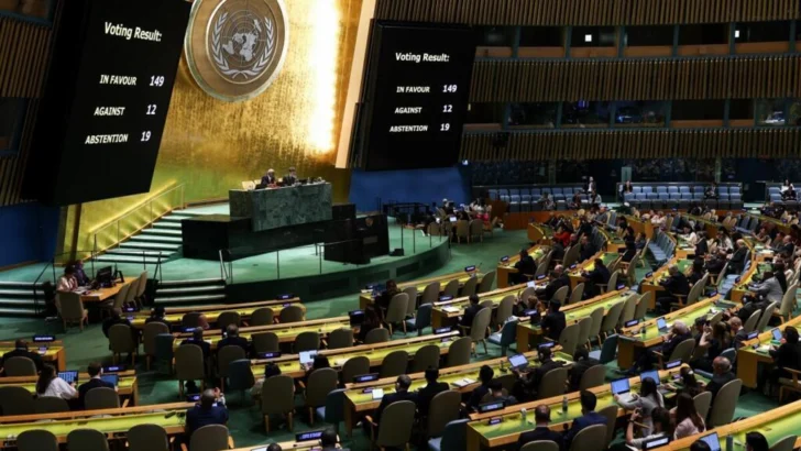 La Asamblea General de la ONU pide un alto al fuego inmediato en Gaza mientras Egipto detiene activistas
