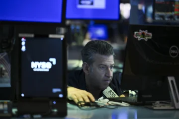 Wall Street logra ganancia semanal por empleo y avance con China