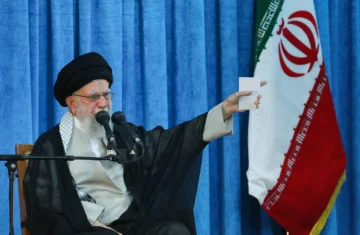  El líder supremo iraní, Alí ​​Jamenei, el 4 de junio de 2025 con motivo del 36.º aniversario de la muerte de Ruhollah Jomeini, fundador de la revolución iraní. (Foto: Oficina de Prensa del Líder Iraní / ANADOLU / Anadolu vía AFP)
