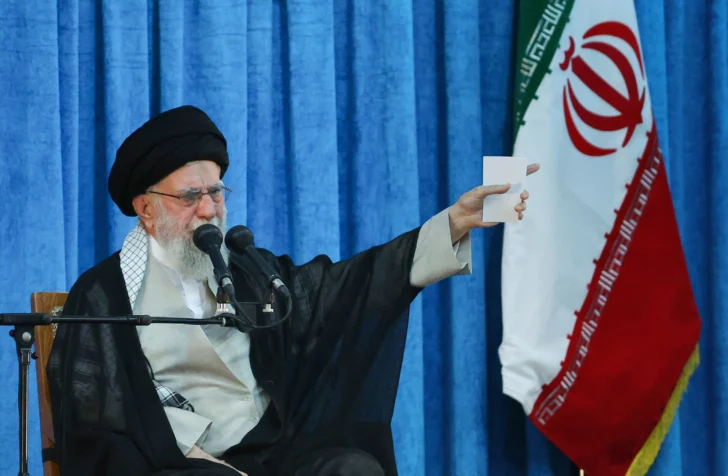 El líder supremo iraní, Alí ​​Jamenei, el 4 de junio de 2025 con motivo del 36.º aniversario de la muerte de Ruhollah Jomeini, fundador de la revolución iraní. (Foto: Oficina de Prensa del Líder Iraní / ANADOLU / Anadolu vía AFP)