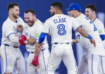 Mexicano batea jonrón y 'hit' de oro y dominicano Jonatan Clase lo respalda Mexicano batea jonrón y 'hit' de oro y dominicano Jonatan Clase lo respalda