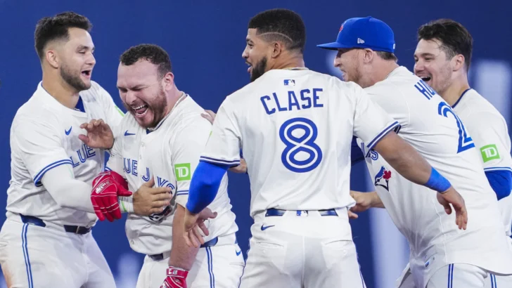Mexicano batea jonrón y 'hit' de oro y dominicano Jonatan Clase lo respalda Mexicano batea jonrón y 'hit' de oro y dominicano Jonatan Clase lo respalda