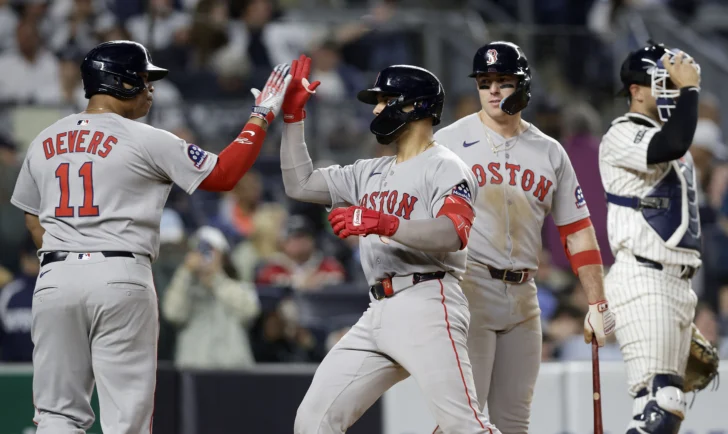 Rafael Devers eleva a los Medias Rojas y Manny Machado a los Padres