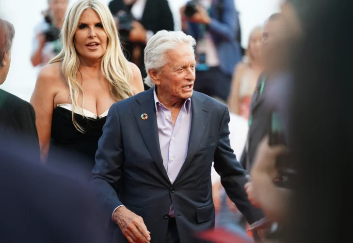  Michael Douglas camina por la alfombra roja del 71º Festival de Cine de Taormina en Taormina, Italia, el 10 de junio de 2024. (Foto de Gabriele Maricchiolo/NurPhoto) (Foto de Gabriele Maricchiolo / NurPhoto / NurPhoto vía AFP)