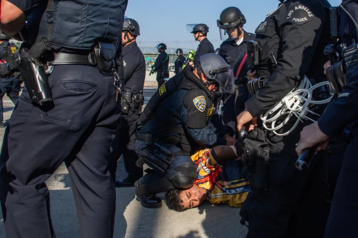  Arresto de un manifestante en el paso elevado de la autopista 101 mientras continúan las protestas en respuesta a las operaciones federales de inmigración en Los Ángeles el 10 de junio de 2025. (Foto de Apu GOMES / AFP)