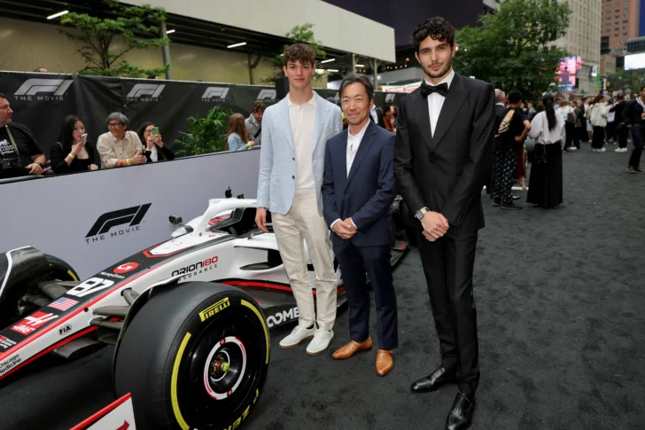  NUEVA YORK, NUEVA YORK - 16 DE JUNIO: (De izq. a der.) Ollie Bearman, Ayao Komatsu y Esteban Ocon asisten al estreno mundial de F1® La Película en Times Square el 16 de junio de 2025 en la ciudad de Nueva York. Mike Coppola/Getty Images para Warner Bros. Pictures/AFP (Foto de Mike Coppola / GETTY IMAGES NORTEAMÉRICA / Getty Images vía AFP)