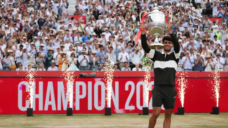 Alcaraz se corona en Queen’s y pisa talones de Sinner en vísperas de Wimbledon