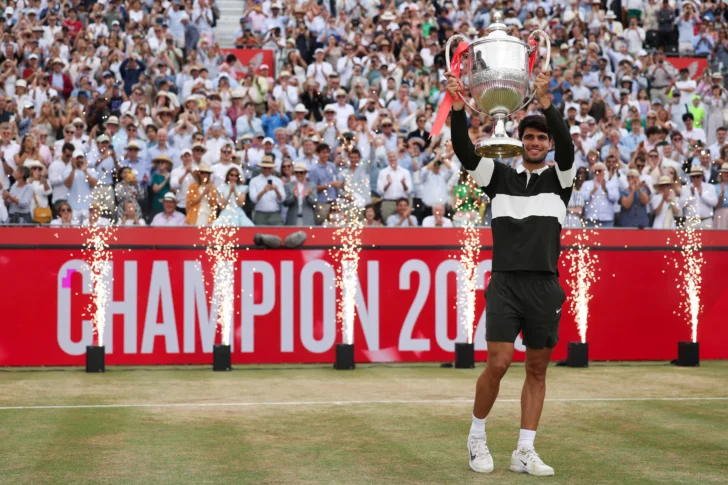 Alcaraz se corona en Queen’s y pisa talones de Sinner en vísperas de Wimbledon
