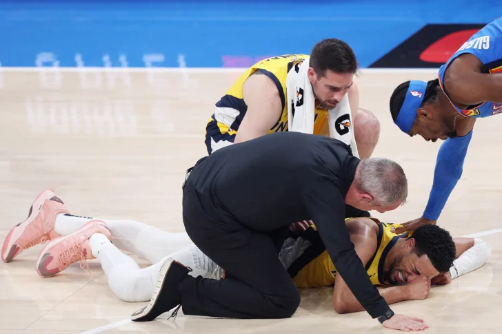  OKLAHOMA CITY, OKLAHOMA - 22 DE JUNIO: Tyrese Haliburton #0 de los Indiana Pacers se lesiona durante el primer cuarto mientras Shai Gilgeous-Alexander #2 de los Oklahoma City Thunder lo revisa en el séptimo partido de las Finales de la NBA de 2025 en el Paycom Center el 22 de junio de 2025 en Oklahoma City, Oklahoma. Justin Ford/Getty Images/AFP (Foto de Justin Ford / GETTY IMAGES NORTH AMERICA / Getty Images vía AFP)