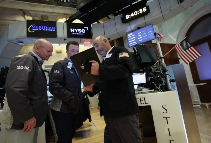 Wall Street cierra en verde mientras precio del petróleo cae tras ataque de Irán