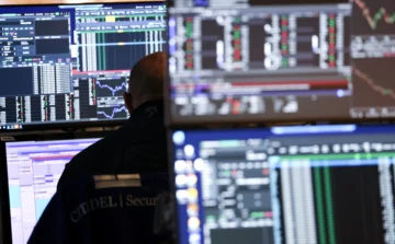 Wall Street termina dispar a la espera de datos económicos de EEUU