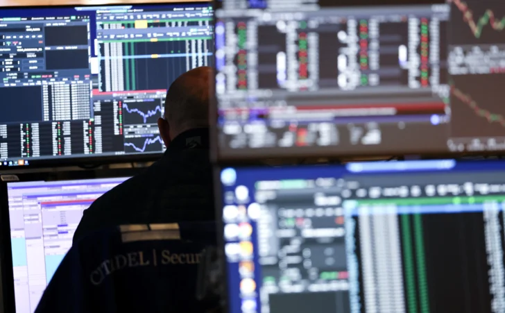 Wall Street termina dispar a la espera de datos económicos de EEUU