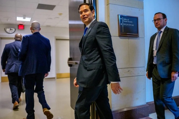  WASHINGTON, D.C. - 26 DE JUNIO: El secretario de Estado de EEUU, Marco Rubio, uno de los que quiere el paso gratuito. En este foto sale de una reunión con senadores sobre la situación en Irán en el Capitolio de EE. UU. el 26 de junio de 2025 en Washington, D.C. Andrew Harnik/Getty Images/AFP (Foto de Andrew Harnik / GETTY IMAGES NORTH AMERICA / Getty Images vía AFP)