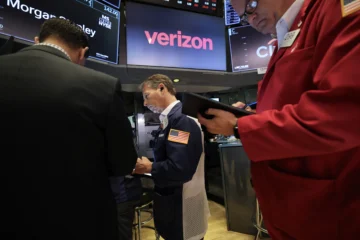 Wall Street cierra en verde tras anuncio de reanudación comercial EEUU-Canadá