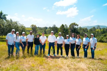 Empleados voluntarios del Grupo Popular siembran 3,000 árboles en el Plan Sierra