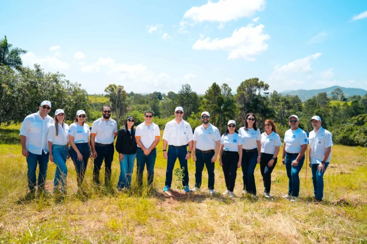Empleados voluntarios del Grupo Popular siembran 3,000 árboles en el Plan Sierra