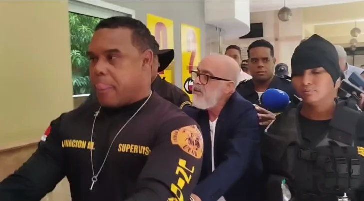 Brazalete electrónico e impedimento de salida para Ángel Martínez por difamador
