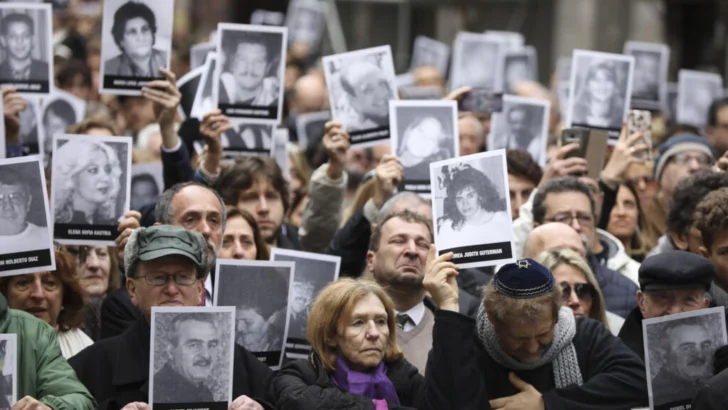 Argentina: ordenan juicio en ausencia para los acusados en el atentado a la AMIA