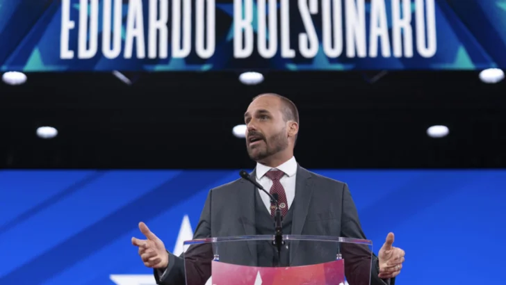 Con su padre acusado ante un tribunal, Eduardo Bolsonaro intenta abrirse camino como sucesor