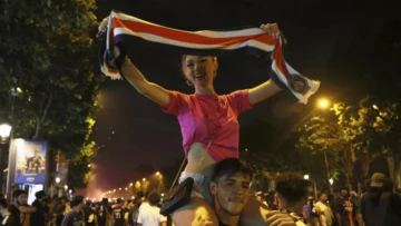 Los hinchas del PSG celebran un título histórico en las calles de París