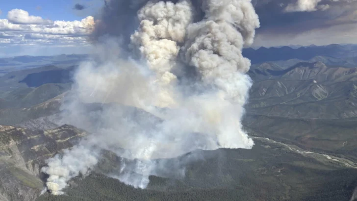 Incendios en Canadá: aumentan las evacuaciones y el humo ya llegó a Estados Unidos