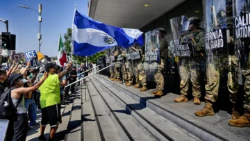 Trump advierte que las personas que quemen la bandera de Estados Unidos deberían ir a prisión por un año