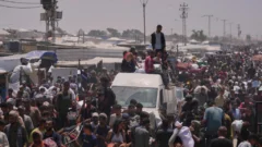 Los gazatíes, dispuestos a arriesgar sus vidas por la escasa ayuda humanitaria