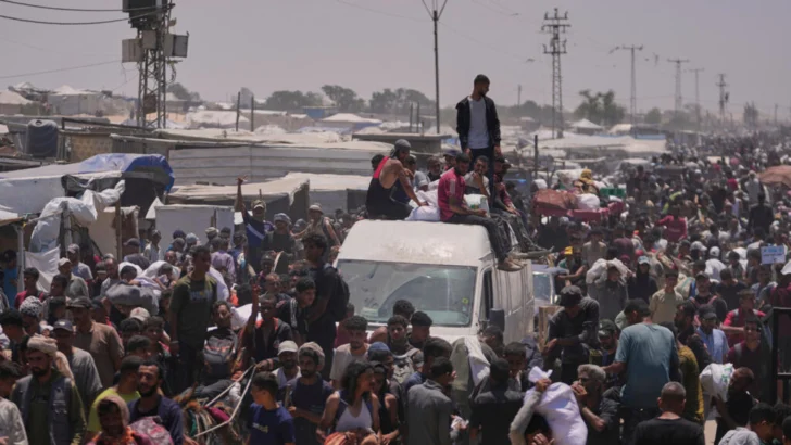 Los gazatíes, dispuestos a arriesgar sus vidas por la escasa ayuda humanitaria