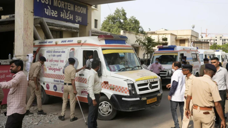 Hallan una caja negra del avión que se estrelló en India matando a más de 260 personas