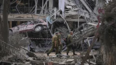 Intenso cruce de misiles entre Israel e Irán amenaza con incendiar la región