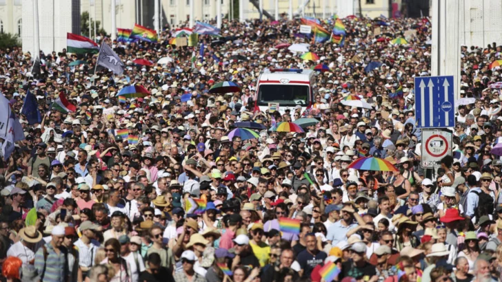 Unas 140.000 personas desafían la prohibición de Orban en una Marcha del Orgullo en Budapest