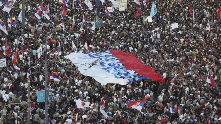 ¡La corrupción mata!: multitudinaria protesta sacude Serbia con llamados a elecciones anticipadas