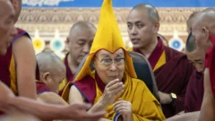 El dalái lama festeja sus 90 años y abre la puerta a la sucesión