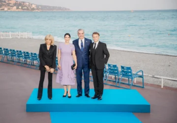Abinader y primera dama son recibidos por el presidente Macron y su esposa en Cena de Gala