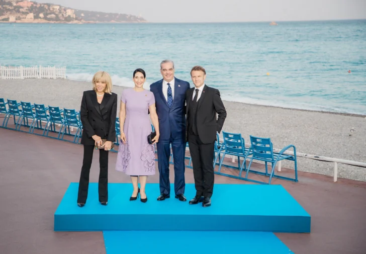 Abinader y primera dama son recibidos por el presidente Macron y su esposa en Cena de Gala