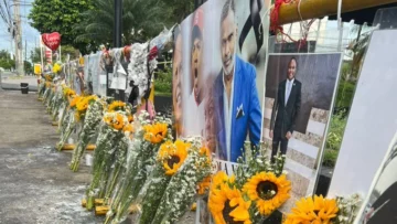 Alcaldía del DN coloca flores y renueva altar frente a la colapsada discoteca Jet Set