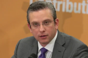 Alejandro García Padilla, exgobernador de Puerto Rico, defiende a dominicanos ante políticas migratorias